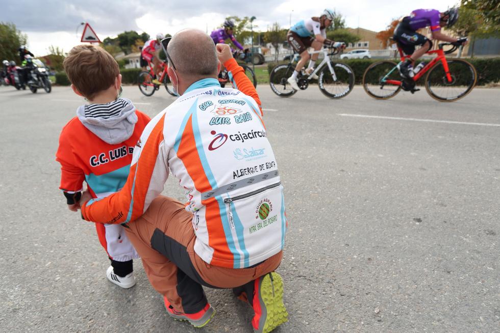 n hombre y un niño observan el paso del pelotón durante la cuarta etapa de la Vuelta Ciclista a España, entre Garray y Ejea de los Caballeros