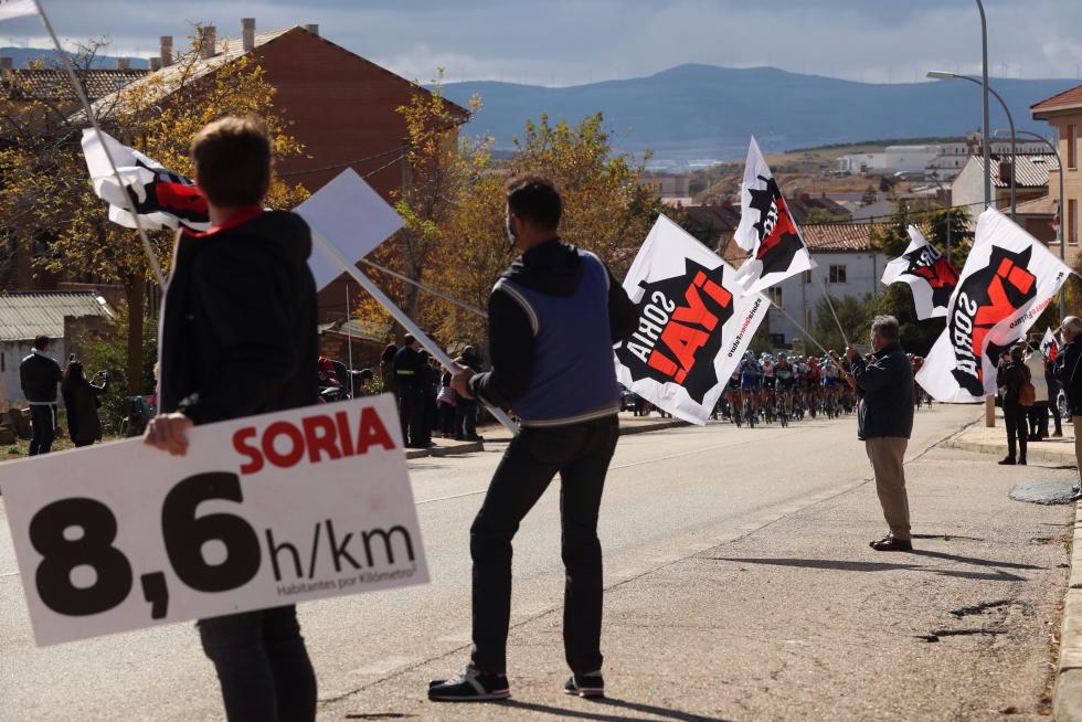 Personas de la plataforma ciudadana "Soria ya" durante la cuarta etapa de la Vuelta Ciclista a España, entre Garray y Ejea de los Caballeros