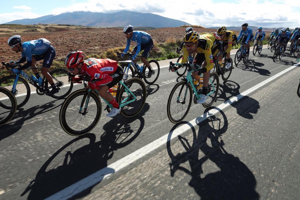 Varios ciclistas durante la cuarta etapa de la Vuelta que se disputa hoy entre Garray Numancia y Ejea de los Caballeros