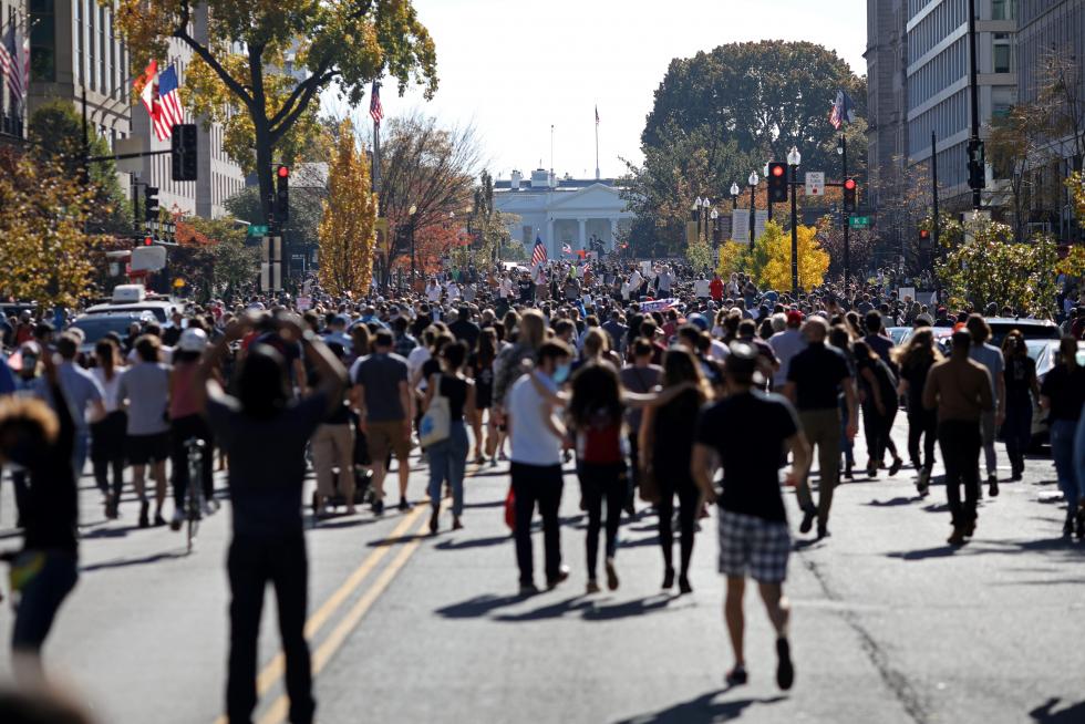 Washington (United States), 07/11/2020.- People react after major news organizations called the US 2020 presidential election for Joe Biden, defeating incumbent US President Donald J. Trump, near the White House in Washington, DC, USA, 07 November 2020. (Estados Unidos) EFE/EPA/MICHAEL REYNOLDS Election 2020 reactions in Washington, DC