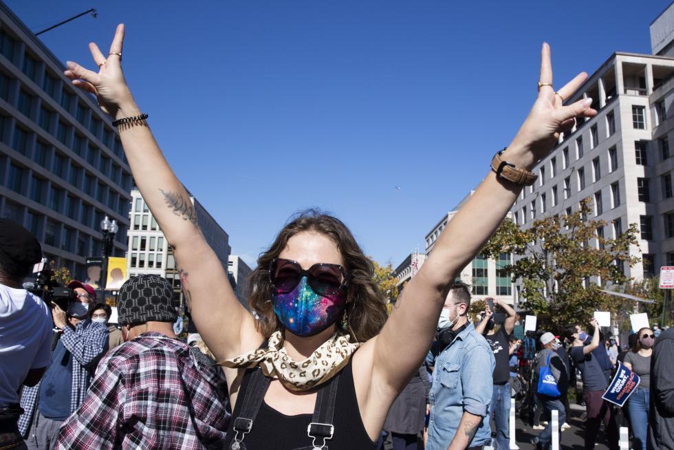 Washington (United States), 07/11/2020.- People react after major news organisations called the US 2020 presidential election for Joe Biden, defeating incumbent US President Donal?d J. Trump, near the White House in Washington, DC, USA, 07 November 2020. (Estados Unidos) EFE/EPA/WILL OLIVER Election 2020 reactions in Washington, DC