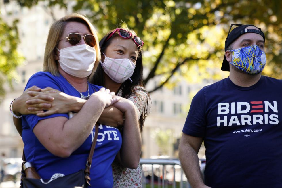 Washington (United States), 07/11/2020.- People celebrate after news organizations called the US 2020 presidential election for Joe Biden, defeating incumbent US President Donald J. Trump, on Black Lives Matter plaza near the White House in Washington, DC, USA, 07 November 2020. (Estados Unidos) EFE/EPA/MICHAEL REYNOLDS Election 2020 reactions in Washington, DC