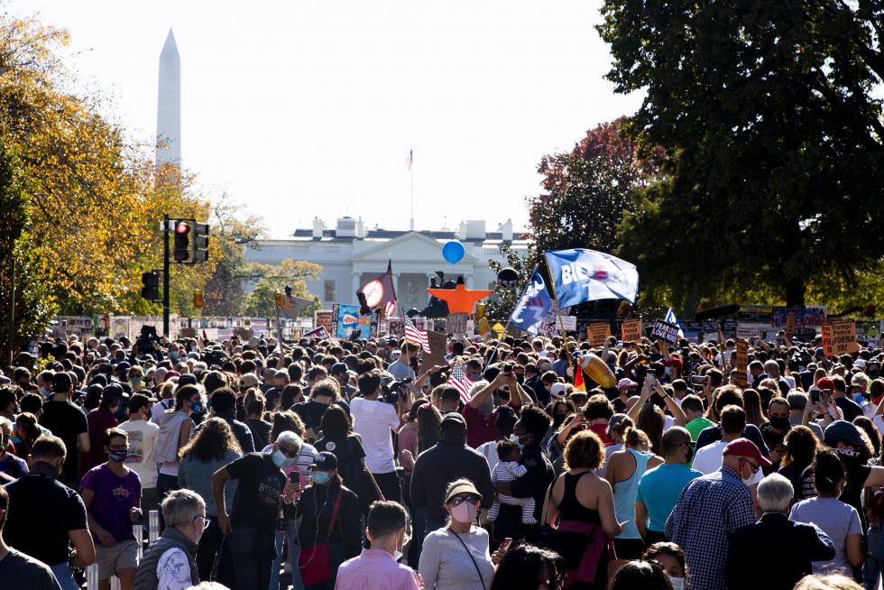 Washington (United States), 07/11/2020.- People react after major news organisations called the US 2020 presidential election for Joe Biden, defeating incumbent US President Donal?d J. Trump, near the White House in Washington, DC, USA, 07 November 2020. (Estados Unidos) EFE/EPA/WILL OLIVER Election 2020 reactions in Washington, DC