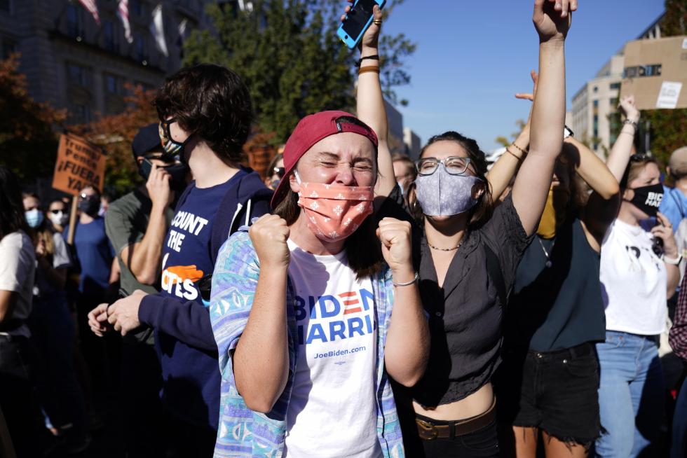 Washington (United States), 07/11/2020.- People celebrate after news organizations called the US 2020 presidential election for Joe Biden, defeating incumbent US President Donald J. Trump, on Black Lives Matter plaza near the White House in Washington, DC, USA, 07 November 2020. (Estados Unidos) EFE/EPA/MICHAEL REYNOLDS Election 2020 reactions in Washington, DC