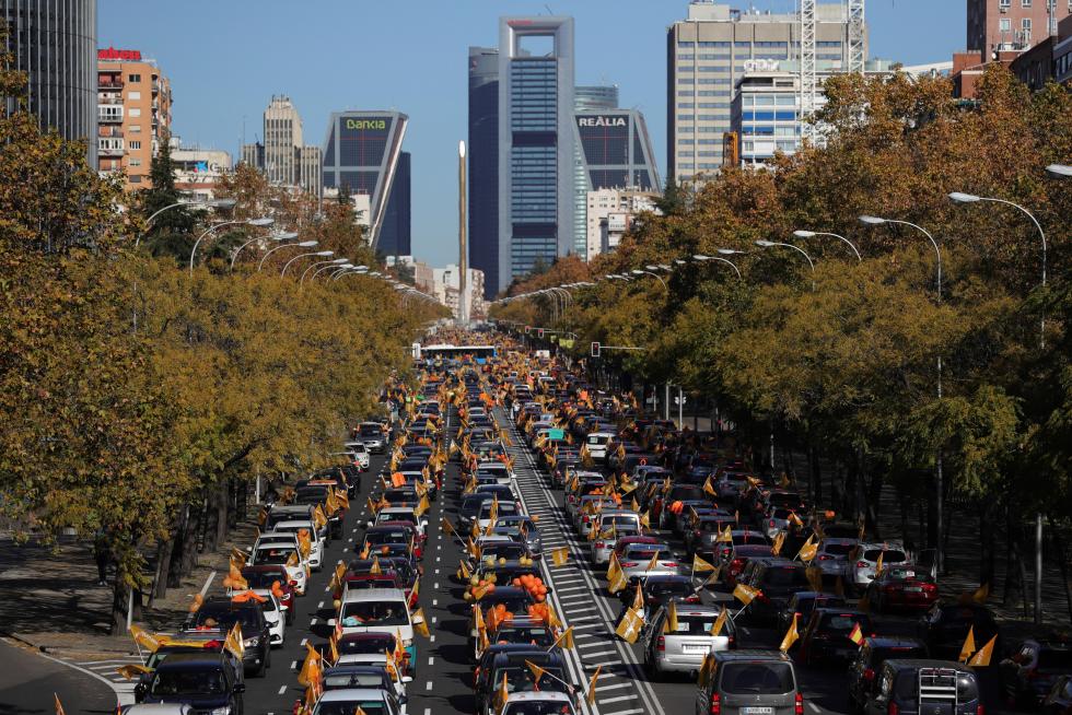 La 'marea naranja' de la concertada abarrota las calles en contra de la ley Celaá