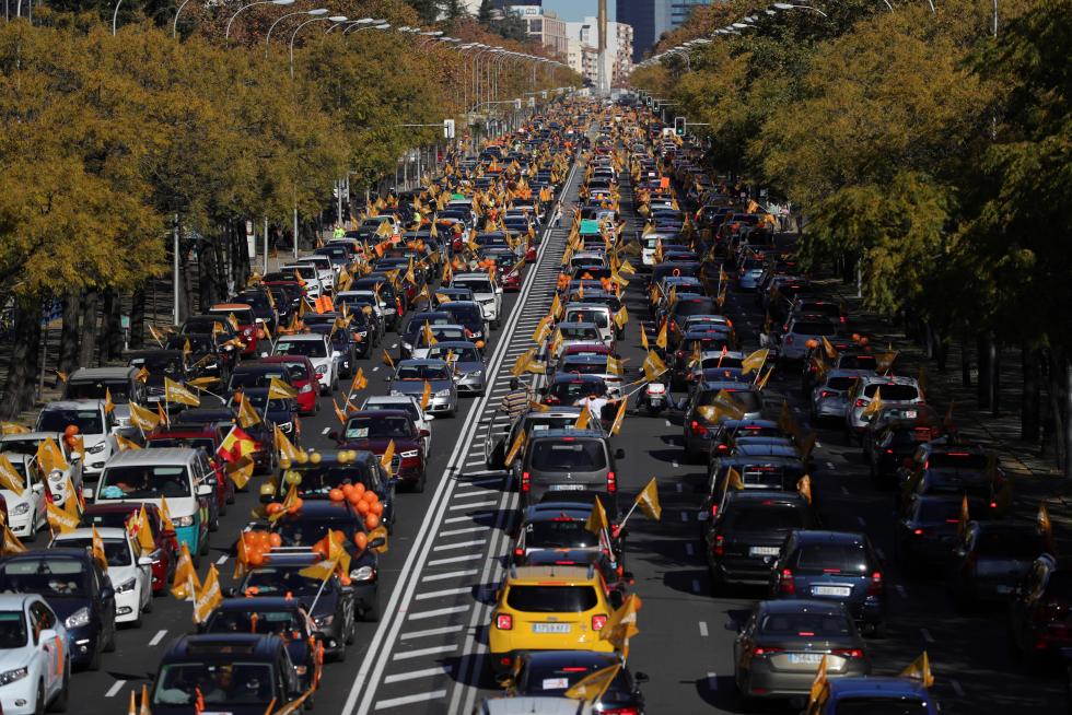 La 'marea naranja' de la concertada abarrota las calles en contra de la ley Celaá