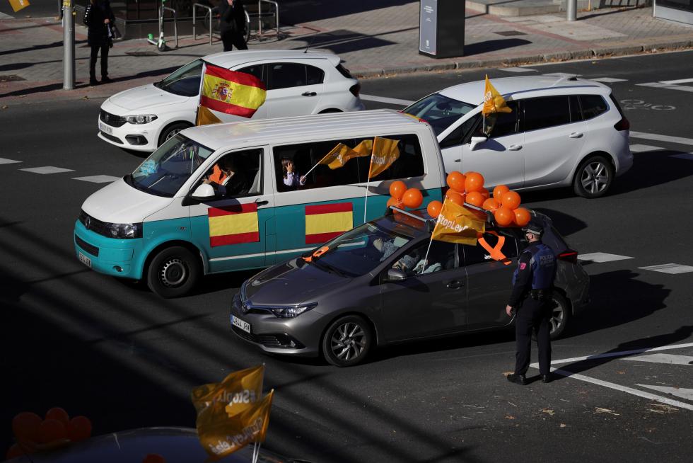 La 'marea naranja' de la concertada abarrota las calles en contra de la ley Celaá
