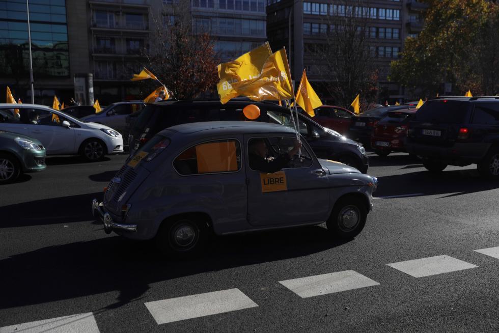 La 'marea naranja' de la concertada abarrota las calles en contra de la ley Celaá