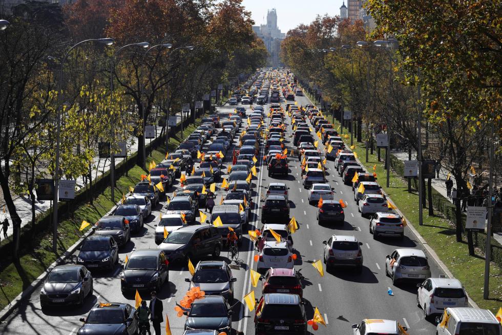La 'marea naranja' de la concertada abarrota las calles en contra de la ley Celaá