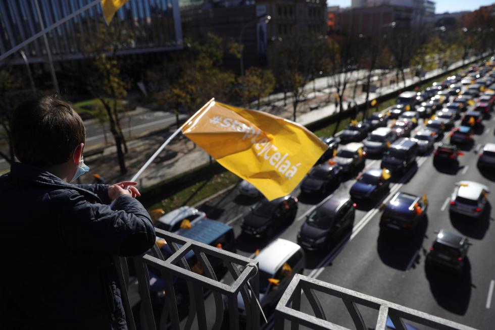 La 'marea naranja' de la concertada abarrota las calles en contra de la ley Celaá