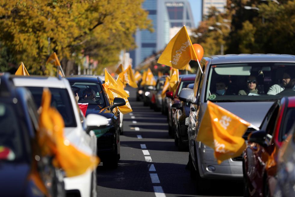 La 'marea naranja' de la concertada abarrota las calles en contra de la ley Celaá