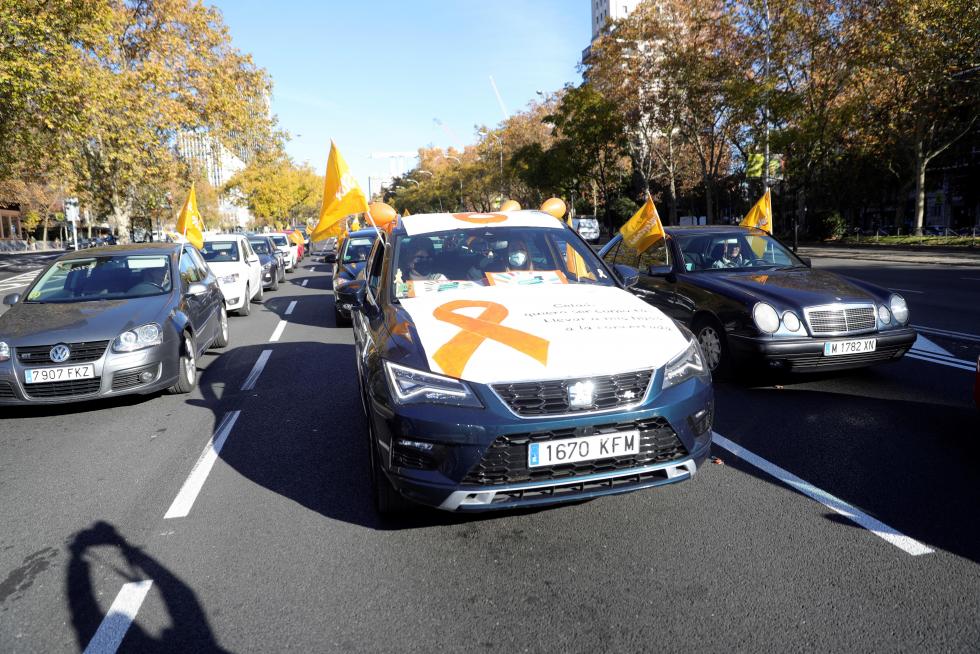 La 'marea naranja' de la concertada abarrota las calles en contra de la ley Celaá