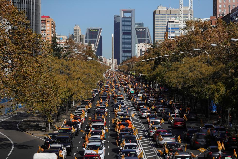 La 'marea naranja' de la concertada abarrota las calles en contra de la ley Celaá