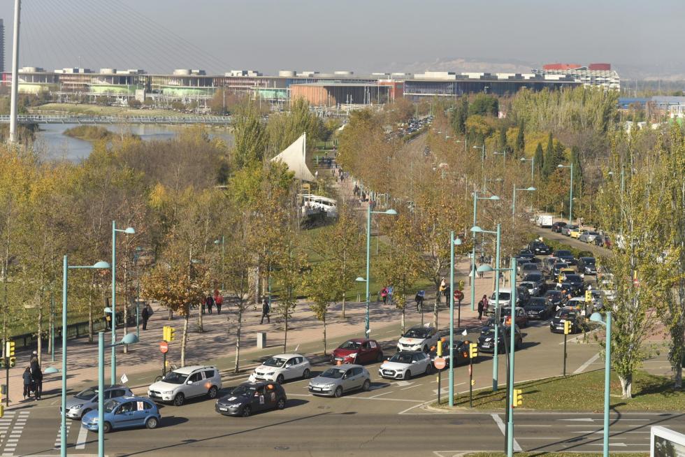 Multitudinaria protesta en coche de la enseñanza concertada en Zaragoza