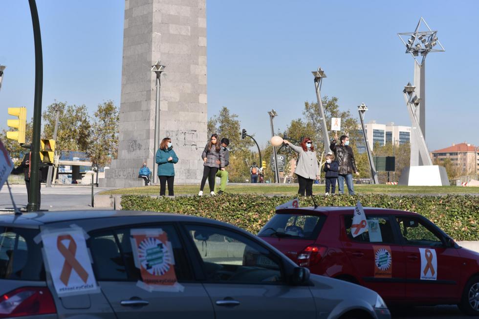 Multitudinaria protesta en coche de la enseñanza concertada en Zaragoza