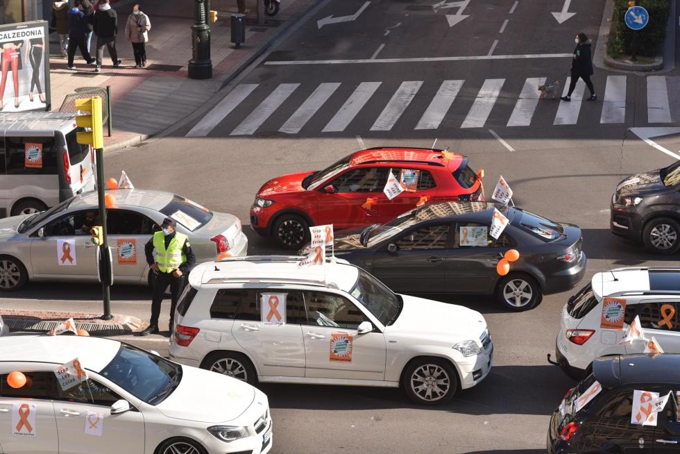 Multitudinaria protesta en coche de la enseñanza concertada en Zaragoza
