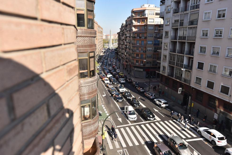 Multitudinaria protesta en coche de la enseñanza concertada en Zaragoza