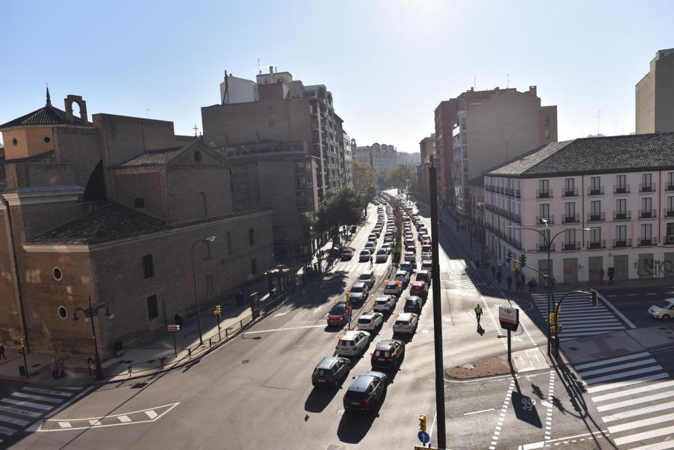 Multitudinaria protesta en coche de la enseñanza concertada en Zaragoza