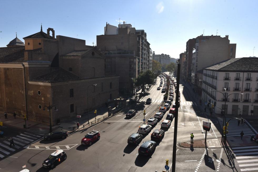 Multitudinaria protesta en coche de la enseñanza concertada en Zaragoza