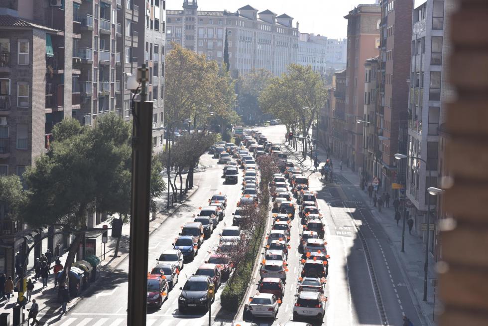 Multitudinaria protesta en coche de la enseñanza concertada en Zaragoza