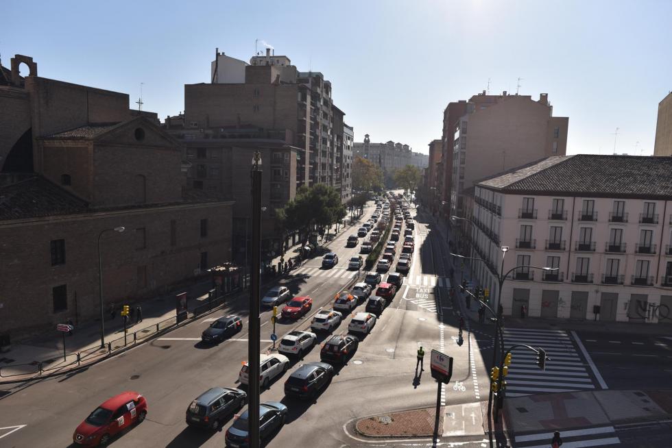 Multitudinaria protesta en coche de la enseñanza concertada en Zaragoza