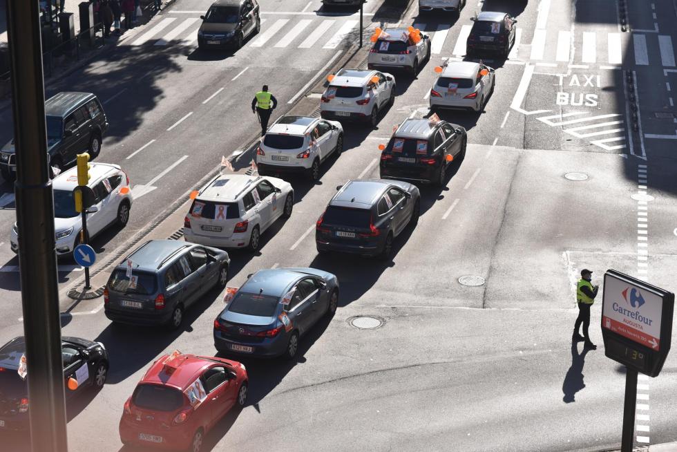 Multitudinaria protesta en coche de la enseñanza concertada en Zaragoza