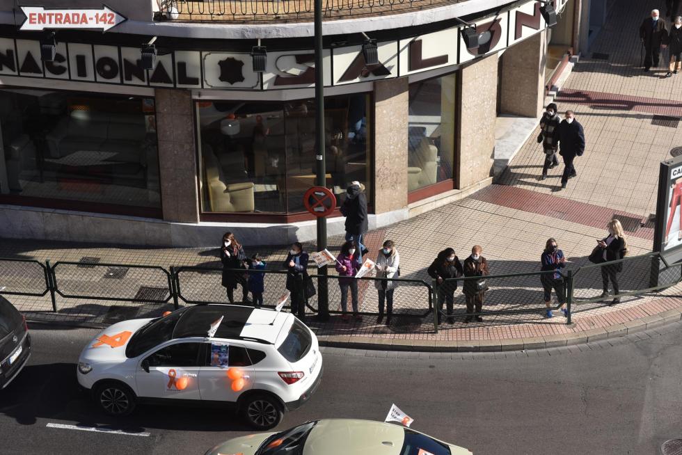 Multitudinaria protesta en coche de la enseñanza concertada en Zaragoza