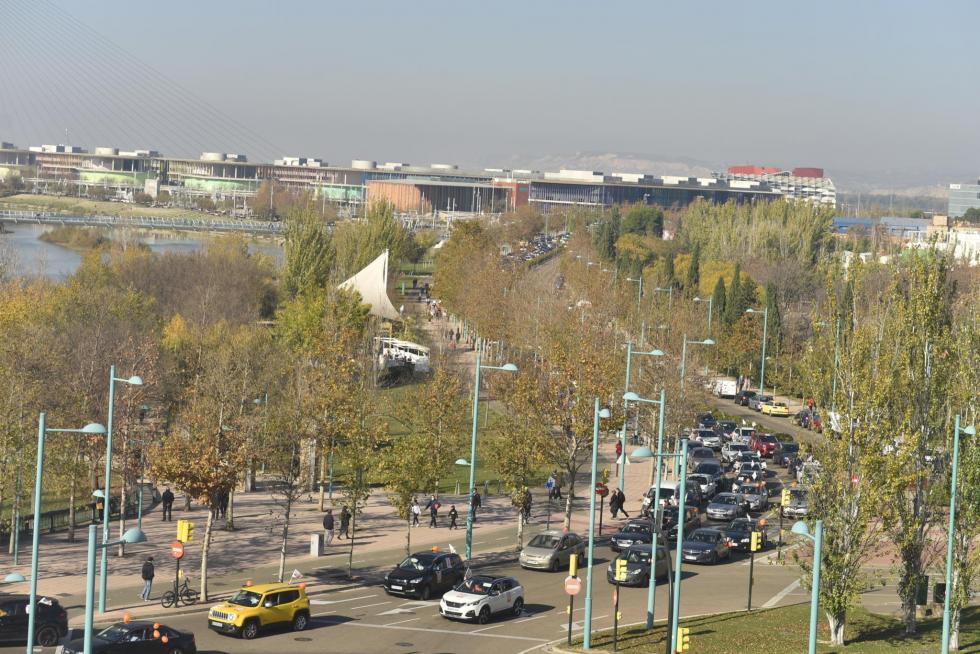 Multitudinaria protesta en coche de la enseñanza concertada en Zaragoza