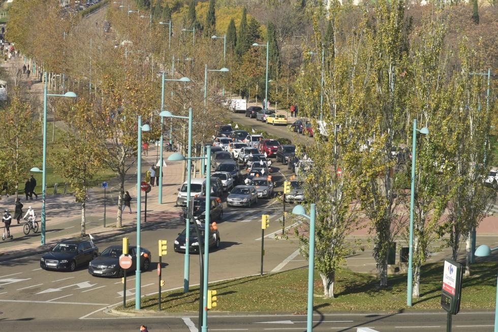 Multitudinaria protesta en coche de la enseñanza concertada en Zaragoza