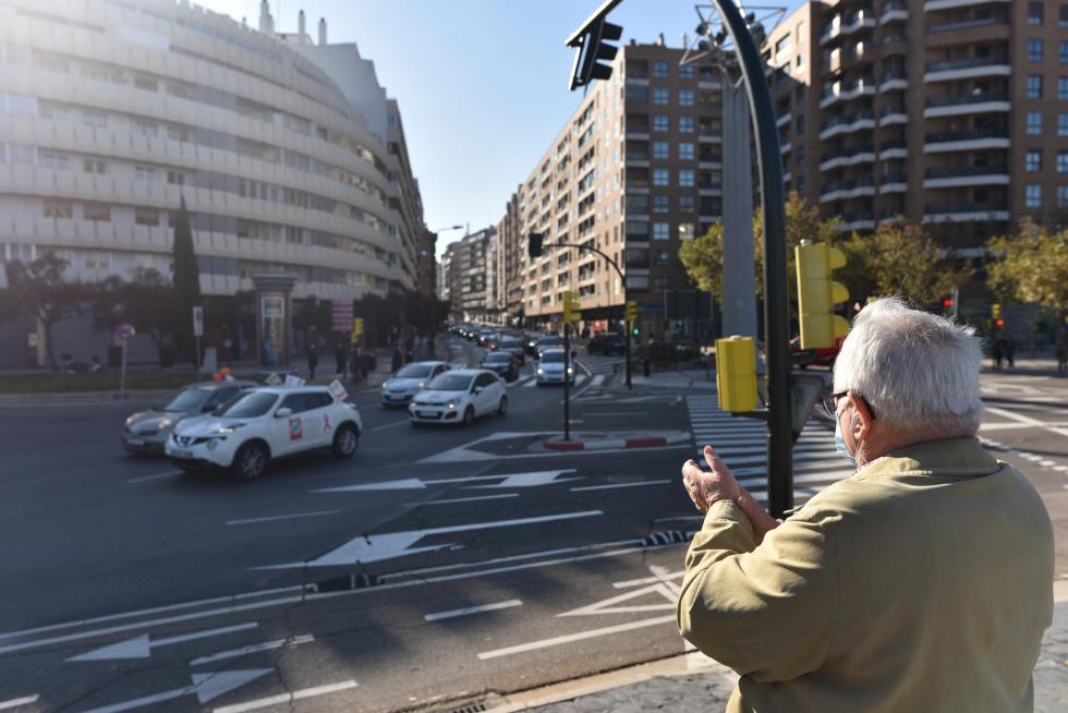 Multitudinaria protesta en coche de la enseñanza concertada en Zaragoza