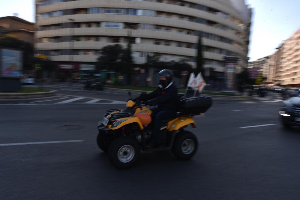 Multitudinaria protesta en coche de la enseñanza concertada en Zaragoza