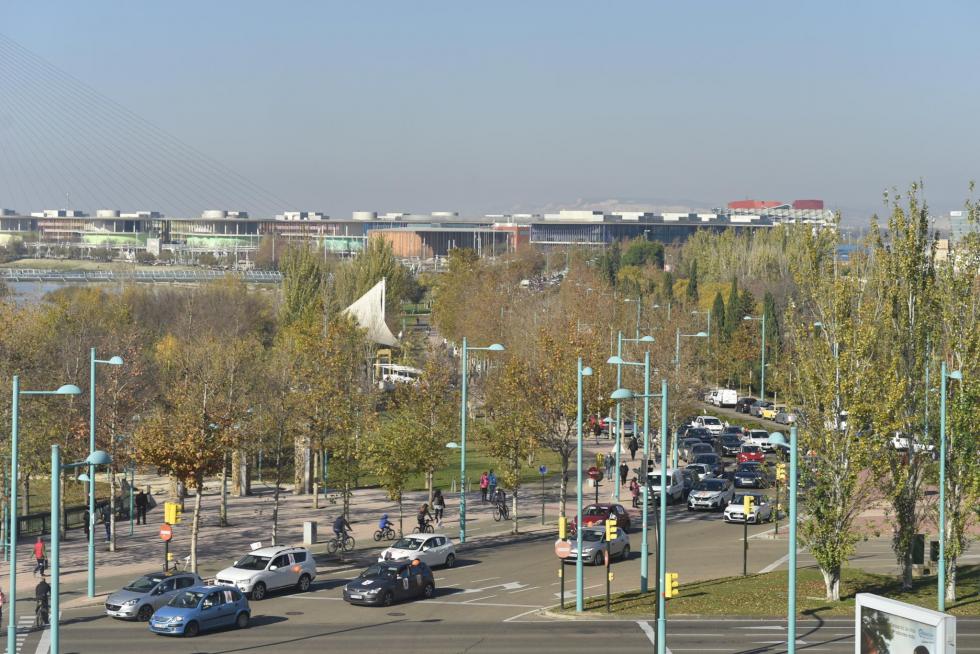 Multitudinaria protesta en coche de la enseñanza concertada en Zaragoza