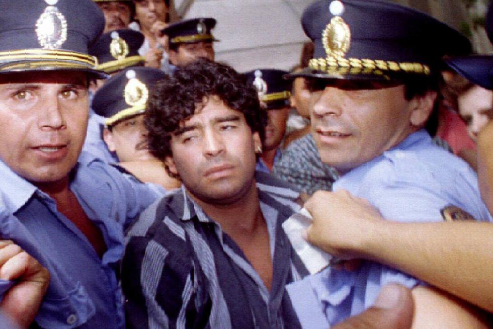 Diego Armando Maradona abandona el Tribunal Superior de Justicia de Buenos Aires tras testificar por disparar y agredir a varios periodistas.