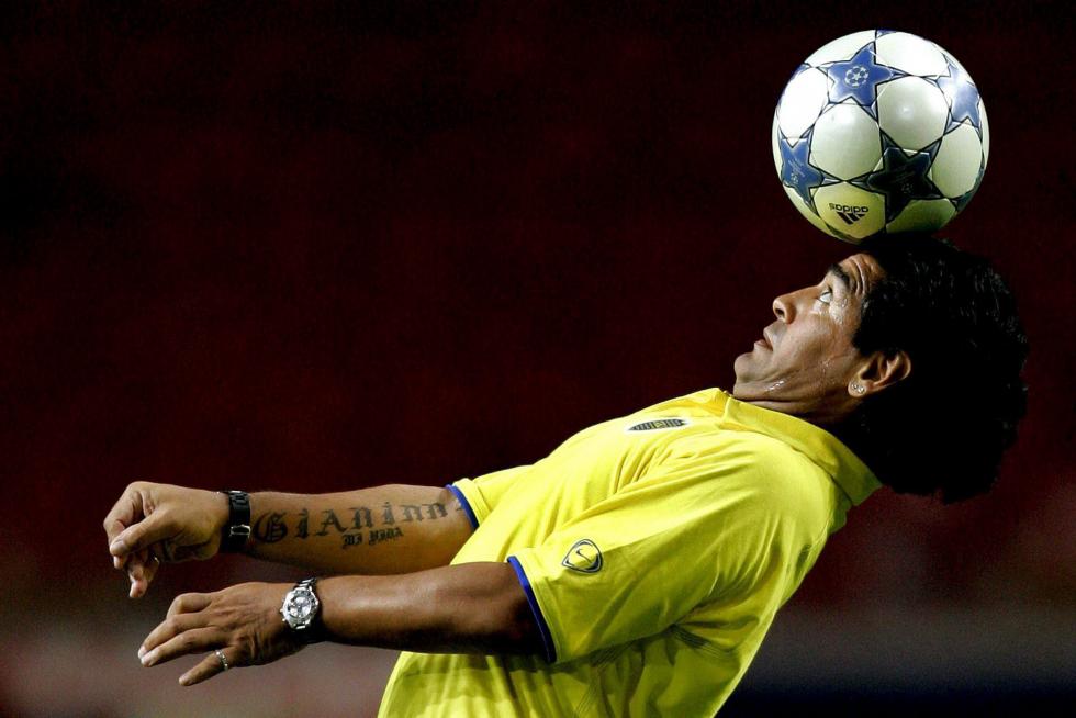 El ex futbolista argentino, en acción tras concluir el encuentro entre el Ajax y el Boca Juniors durante el torneo de Amsterdam, el 31 de julio de 2005, en el estadio Arena de Amsterdam (Holanda).