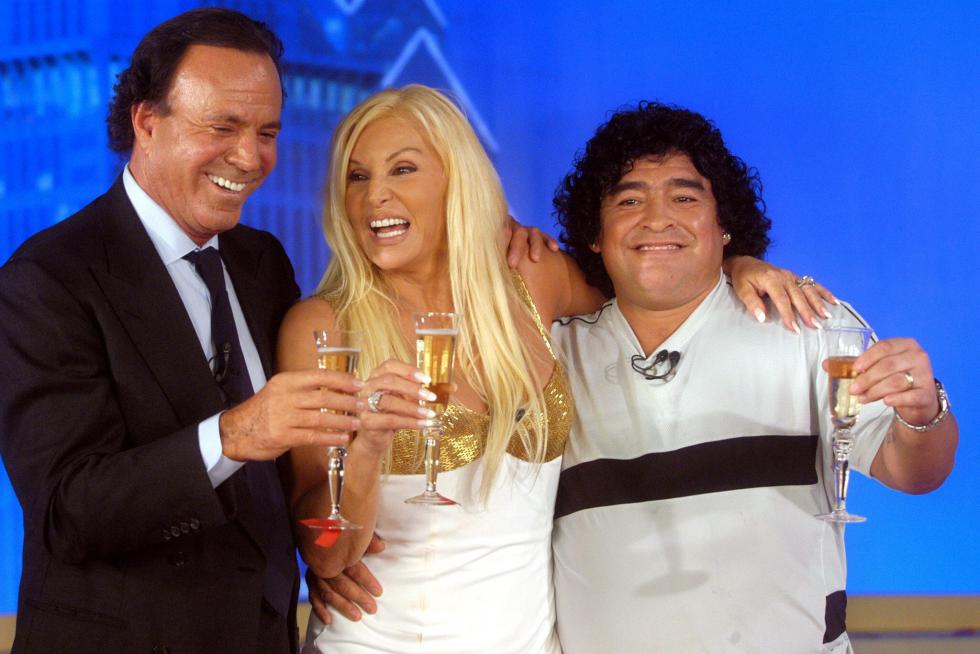La presentadora televisiva argentina Susana Gimenez, junto al cantante Julio Iglesias y al astro deportivo Diego Maradona, el 13/04/04