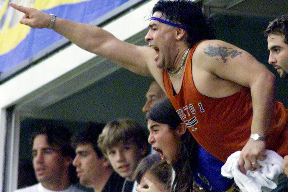 Maradona anima al Boca Juniors en un partido en La Bombonera contra el River Plate, el 8 de abril de 2001.