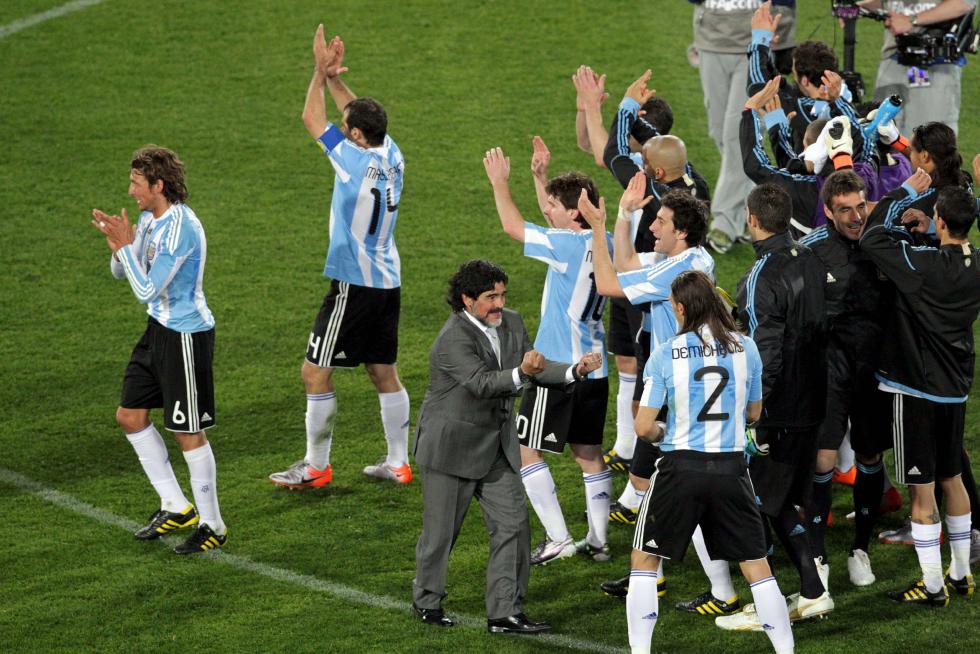 Maradona celebra la victoria de Argentina tras el partido del grupo B del Mundial de Fútbol Sudáfrica 2010 frente a Nigeria.
