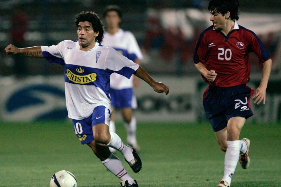 Maradona controla el balón ante Jaime Valdés en el encuentro amistoso entre La Chile y la Universidad Católica, en el estadio San Carlos de Apoquindo, en Santiago de Chile. 1/03/2006.