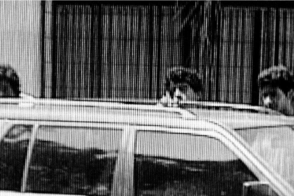 Maradona dispara con un rifle de aire comprimido a unos periodistas que querían entrevistarlo en su casa de Buenos Aires, el 2 de febrero de 1994.