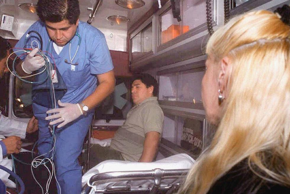 Maradona es conducido en ambulancia a la Clínica Fleni de Buenos Aires tras pasar cinco días en un hospital de Punta del Este, Uruguay. 10/01/2000