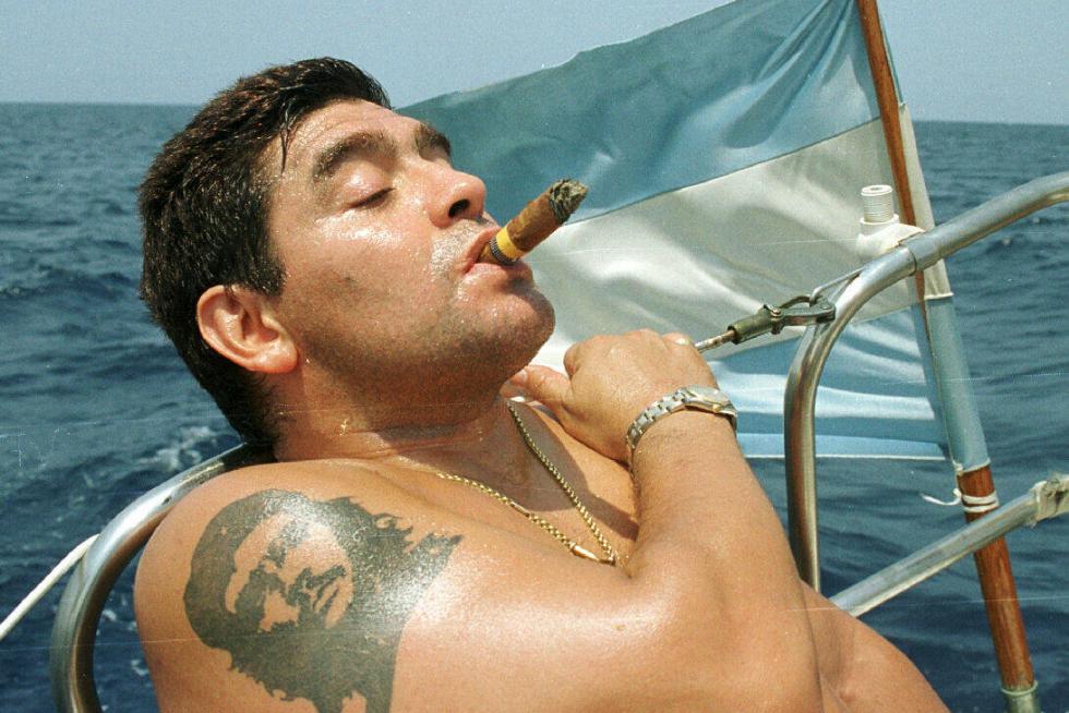 Maradona, fumando un puro en un barco en aguas de La Habana, tras finalizar un programa de rehabilitación por su adicción a la cocaína.