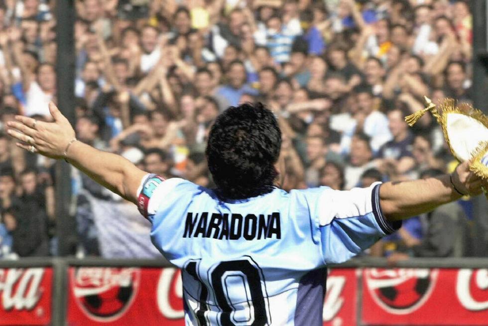 Maradona jalea a la afición en un partido del Boca Juniors en el estadio de La Bombonera, en Buenos Aires, el 10 de noviembre de 2001.