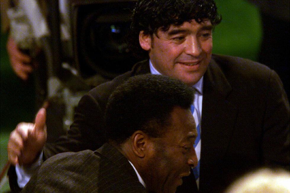 Maradona, junto a Pelé en la gala de la FIFA del año 2000 en Roma, donde fueron premiados como mejores jugadores del siglo XX.