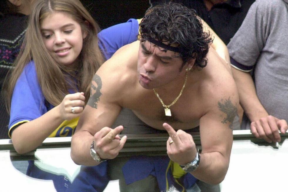 Maradona, junto a una de sus hijas, gesticula durante un partido en La Bombonera entre el Boca Juniors y el Talleres de Córdoba. el 19/11/2000.