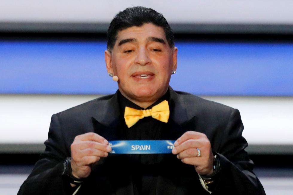 Maradona muestra la papeleta de España durante el sorteo del Mundial de Rusia 2018 que se celebra en el Palacio del Kremlin de Moscú, Rusia, el 1 de diciembre del 2017