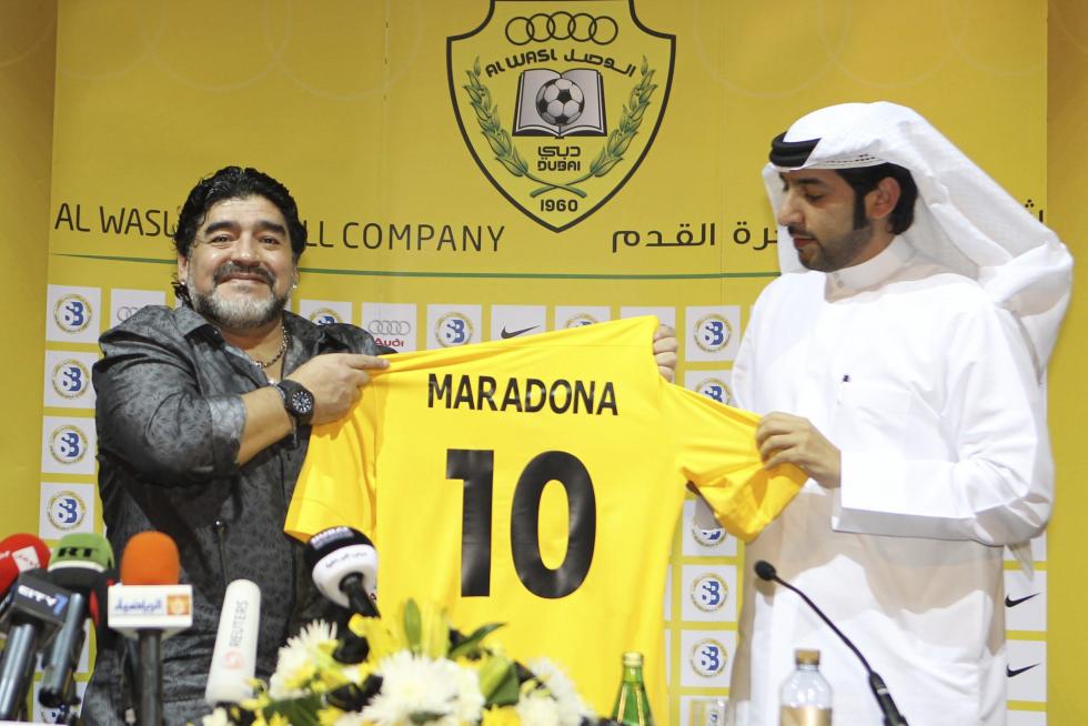 Maradona posa con su camiseta del Al-Wasl de Dubai, junto al presidente del club, Marwan Bin Bayat, tras ser presentado como nuevo entrenador, el 11 de septiembre de 2011.