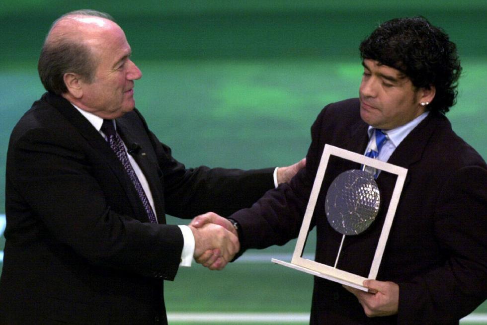 Maradona recibe, de manos del presidente de la FIFA, el trofeo a mejor jugador del siglo XX, en Roma en diciembre de 2000.
