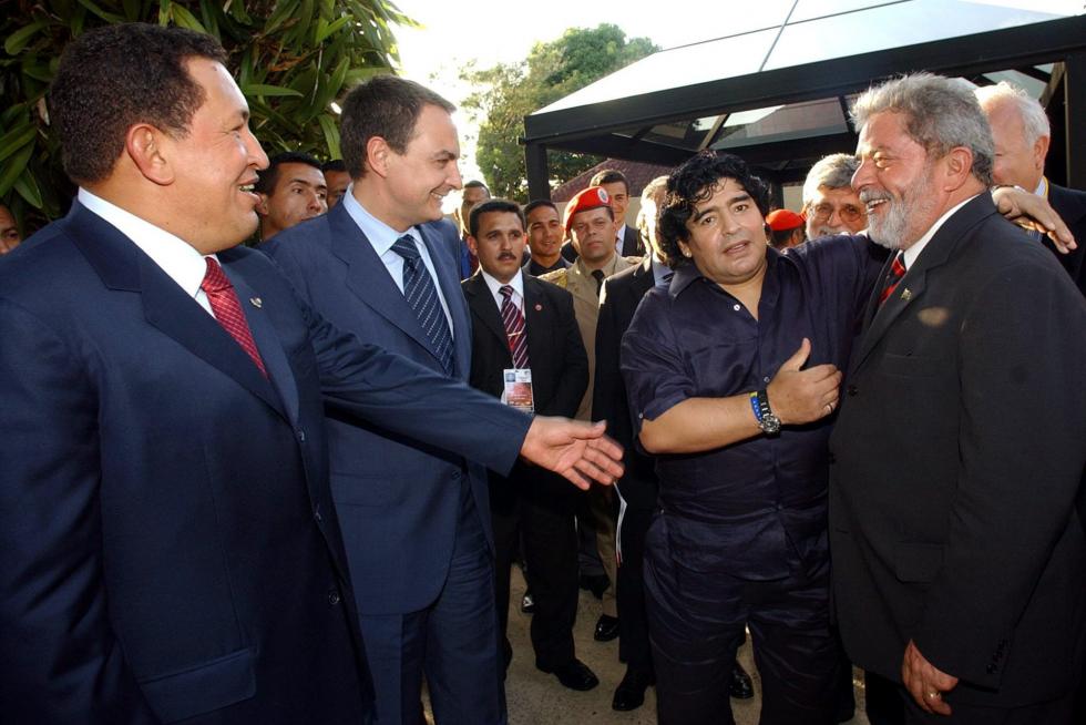 Maradona saluda al presidente de Brasil, Lula da Silva, al español, José Luis Rodríguez Zapatero, y al venezolano, Hugo Chávez, en la cumbre entre España, Venezuela, Brasil, el 29/03/05 en Venezuela.