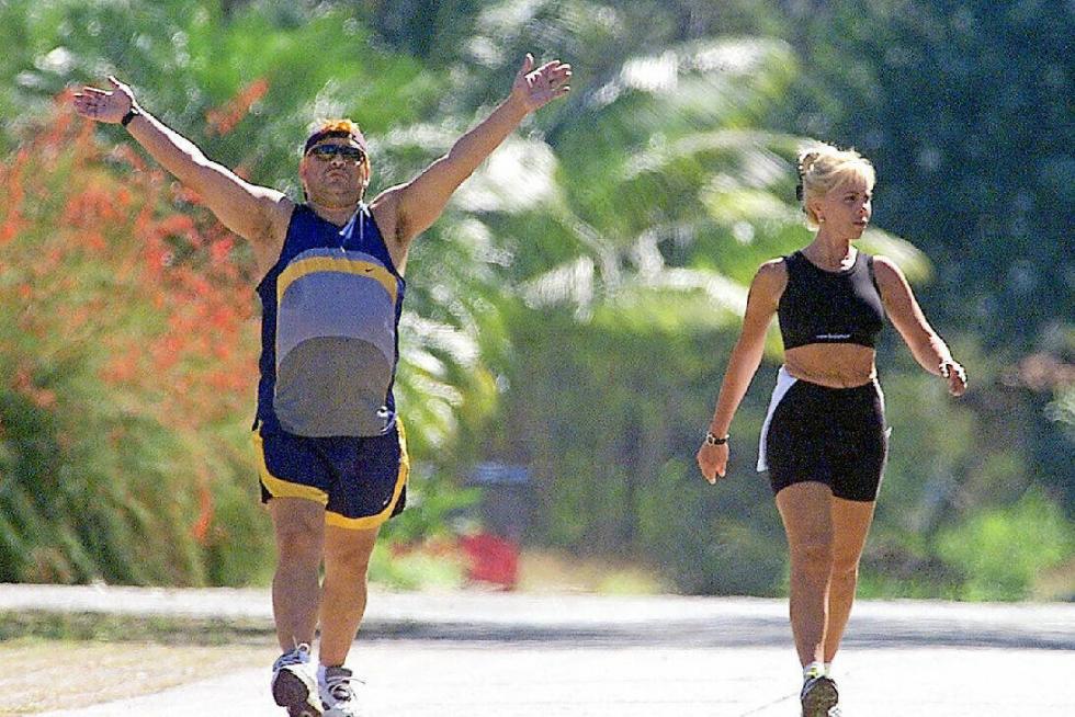 Maradona y su esposa Claudia, corren por el jardín del hotel Las Praderas, en La Habana, el 22 de enero de 2000, donde el exfutbolista se somete a desintoxicación.