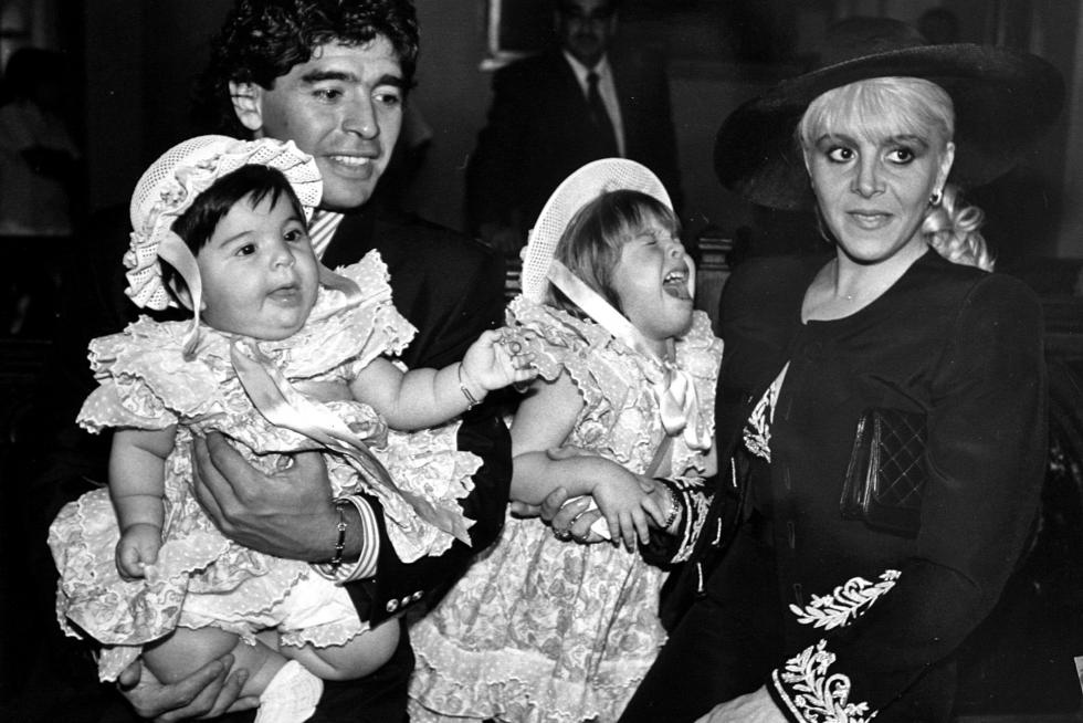 Maradona y su esposa, Claudia Villafane, con sus hijas, Giannina Dinora y Dalma Nerea, el día de su boda civil en Buenos Aires, el 7 de noviembre de 1989